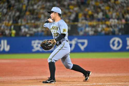 ヤクルト対阪神　5回裏ヤクルト無死一、三塁、岩田の打球を捕球し本塁へ悪送球し適時失策とする一塁手糸原（撮影・滝沢徹郎）