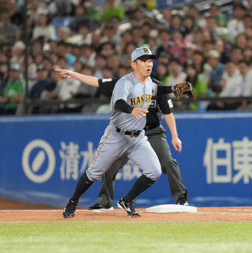 ヤクルト対阪神　5回裏ヤクルト無死一、三塁、悪送球する糸原（撮影・井上学）