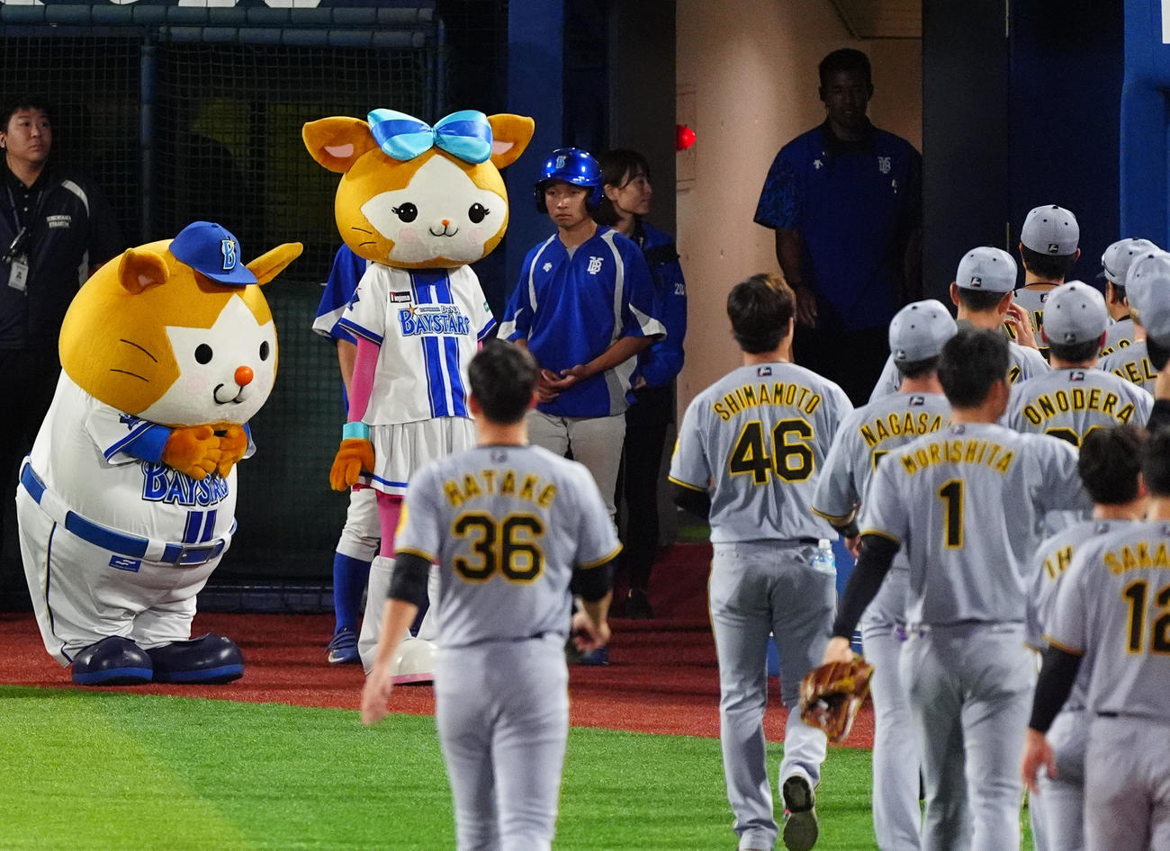 DeNA対阪神　横浜スタジアムでの今季最終戦を終えた阪神選手らにあいさつするDB．スターマン（撮影・清水貴仁）