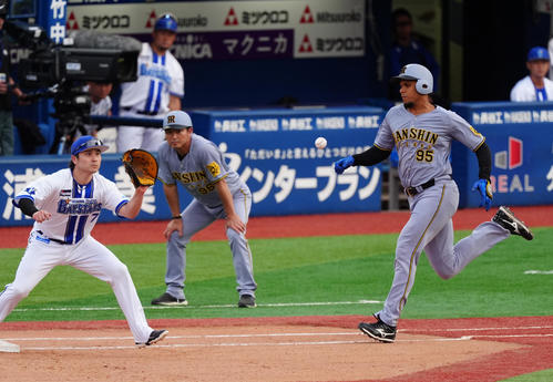DeNA対阪神　8回表阪神1死一、二塁、遊ゴロ併殺に倒れるヘルナンデス（撮影・清水貴仁）