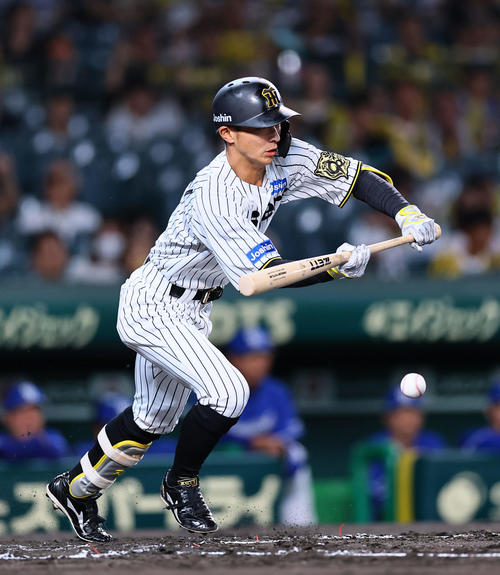 阪神対中日　1回裏阪神2死二塁、セーフティーバントを狙った熊谷は、相手失策で出塁する（撮影・藤尾明華）