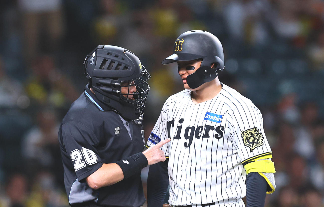 26日中日戦の2回、見逃し三振に倒れた森下翔太は白井球審に猛抗議