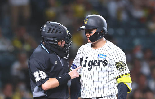 26日中日戦の2回、見逃し三振に倒れた森下翔太は白井球審に猛抗議