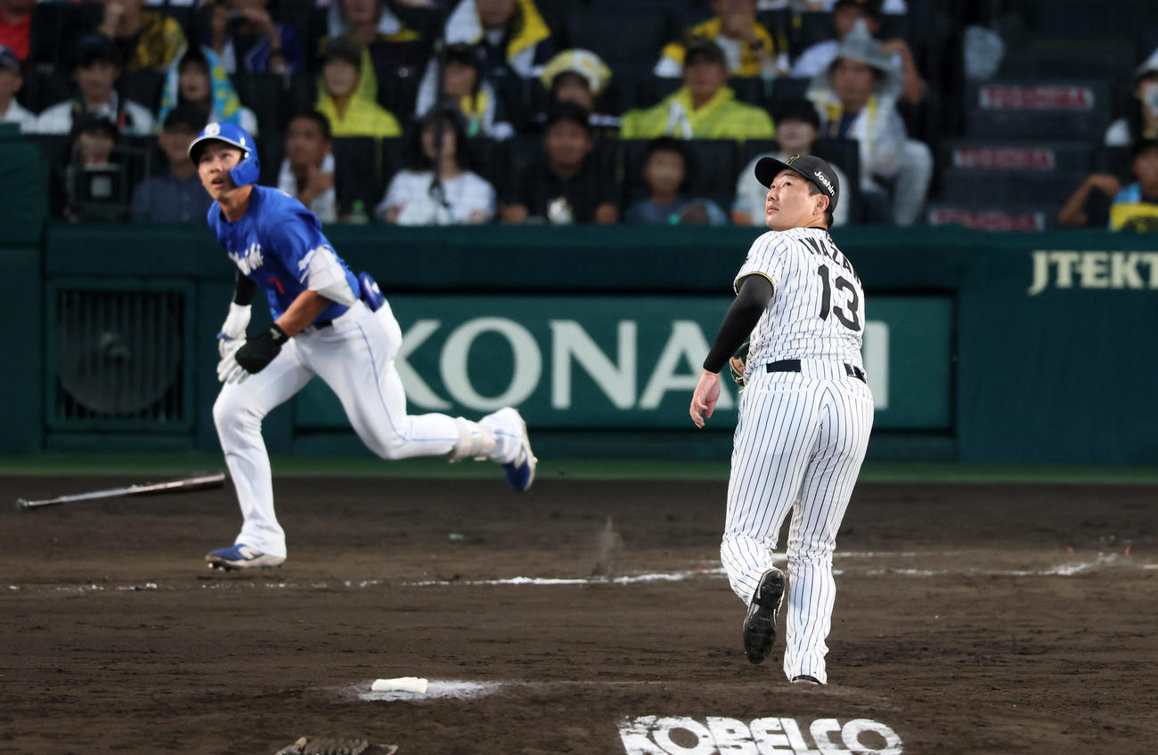 阪神対中日　9回表中日1死三塁、岩崎は代打福永に勝ち越し右前適時打を打たれて勝ち越しを許す（撮影・加藤哉）