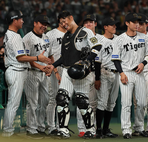 阪神対ヤクルト　　9回、捕手として出場した原口は笑顔で交代する（撮影・上田博志）