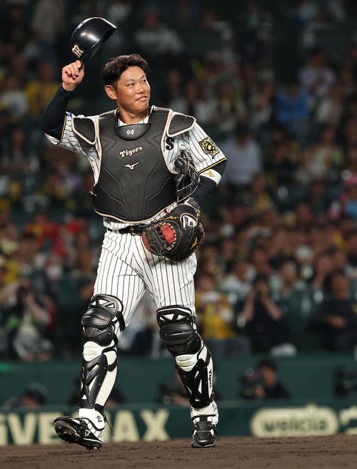 阪神対ヤクルト　　9回、捕手で出場した原口（撮影・上田博志）