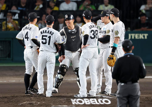 阪神対ヤクルト　9回表ヤクルト無死一塁、捕手原口は梅野と交代し笑顔を見せてベンチへ引き揚げる（撮影・加藤哉）