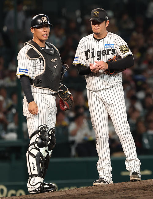 阪神対ヤクルト　　9回、岩貞（右）とバッテリーを組んだ原口（撮影・上田博志）