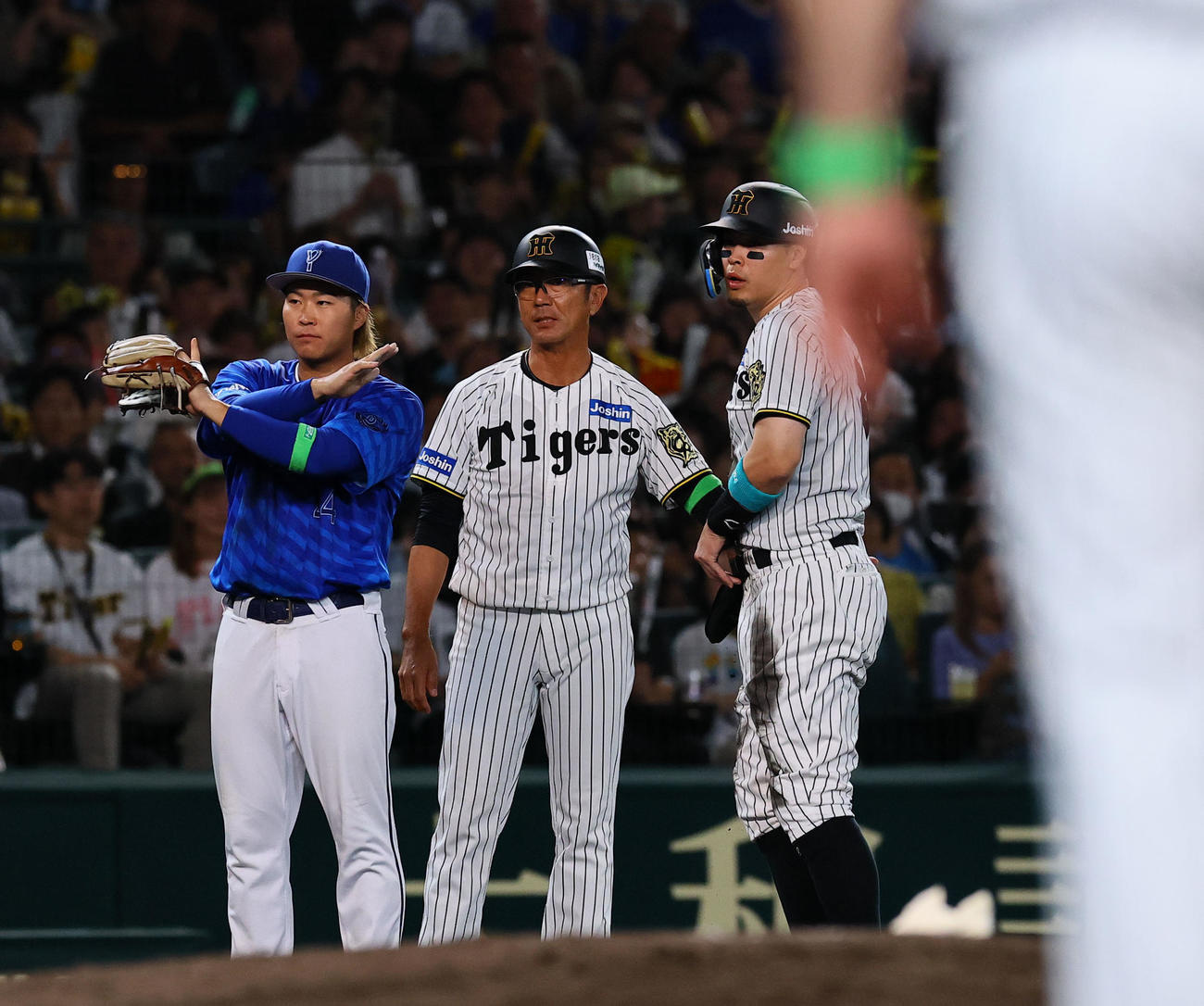 阪神対DeNA 6回裏阪神1死一、三塁、大山の三ゴロで三走森下が三本間に挟まれる間に三塁へ進んだ一走佐藤輝（右）（撮影・藤尾明華）
