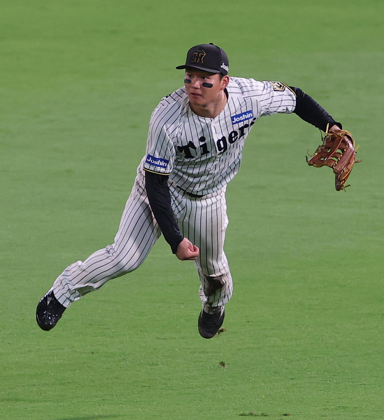 阪神対DeNA 8回表DeNA無死二、三塁、牧の右飛を本塁に好返球し神里の生還を防ぐ森下（撮影・上田博志）