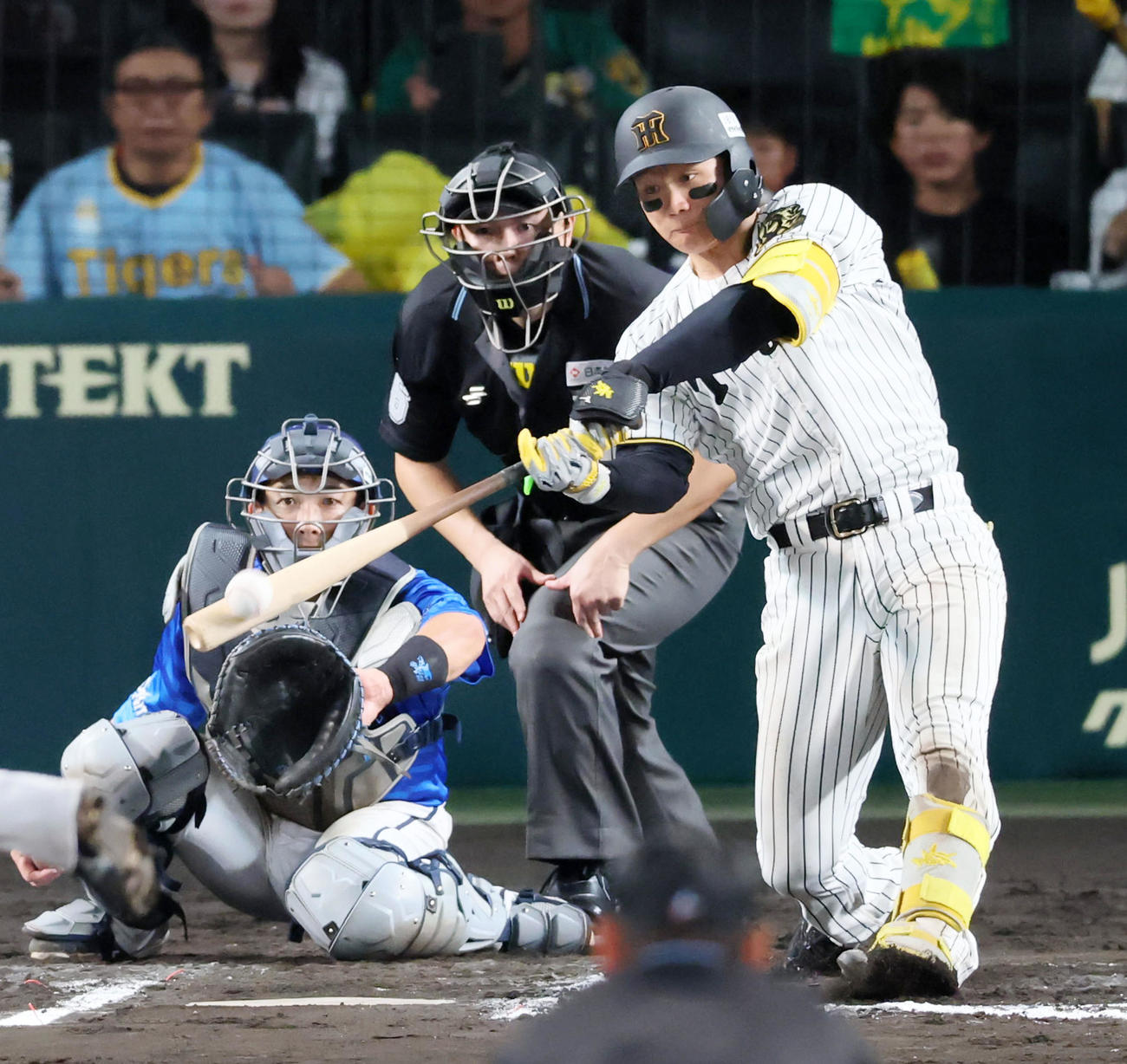 阪神対DeNA 10回裏阪神無死一塁、森下はサヨナラ左越え2点本塁打を放つ（撮影・加藤哉）