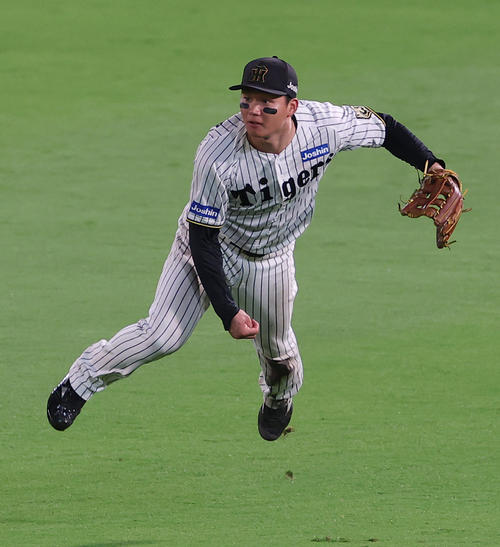 阪神対DeNA 8回表DeNA無死二、三塁、牧の右飛を本塁に好返球し神里の生還を防ぐ森下（撮影・上田博志）
