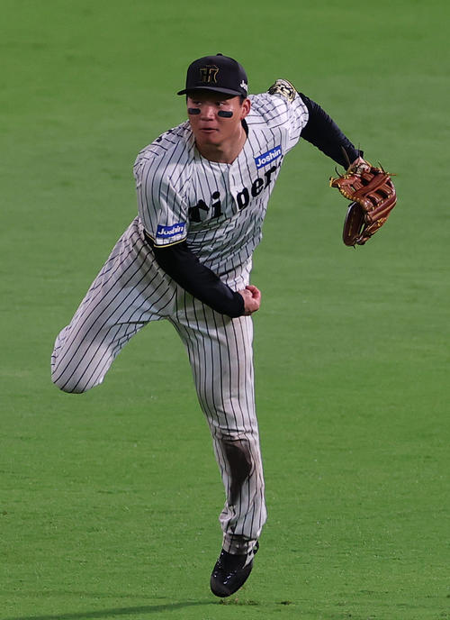 阪神対DeNA 8回表DeNA無死二、三塁、牧の右飛を本塁に好返球し神里の生還を防ぐ森下（撮影・上田博志）