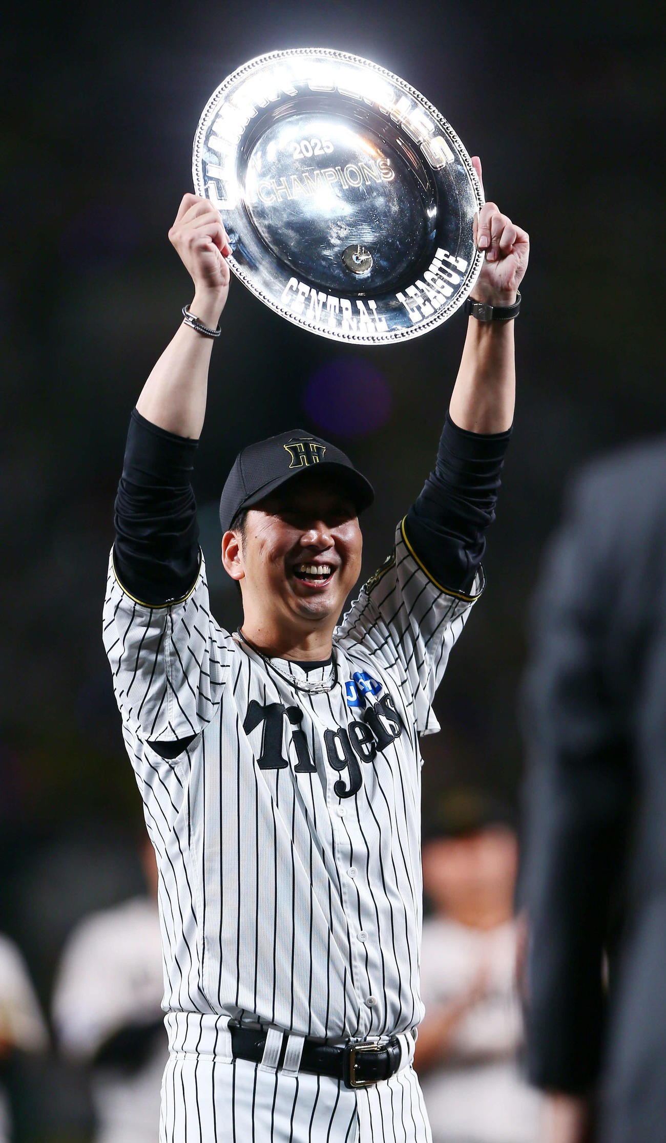 阪神対DeNA CSファイナルステージを制しシャーレを掲げる阪神藤川監督（撮影・上山淳一）