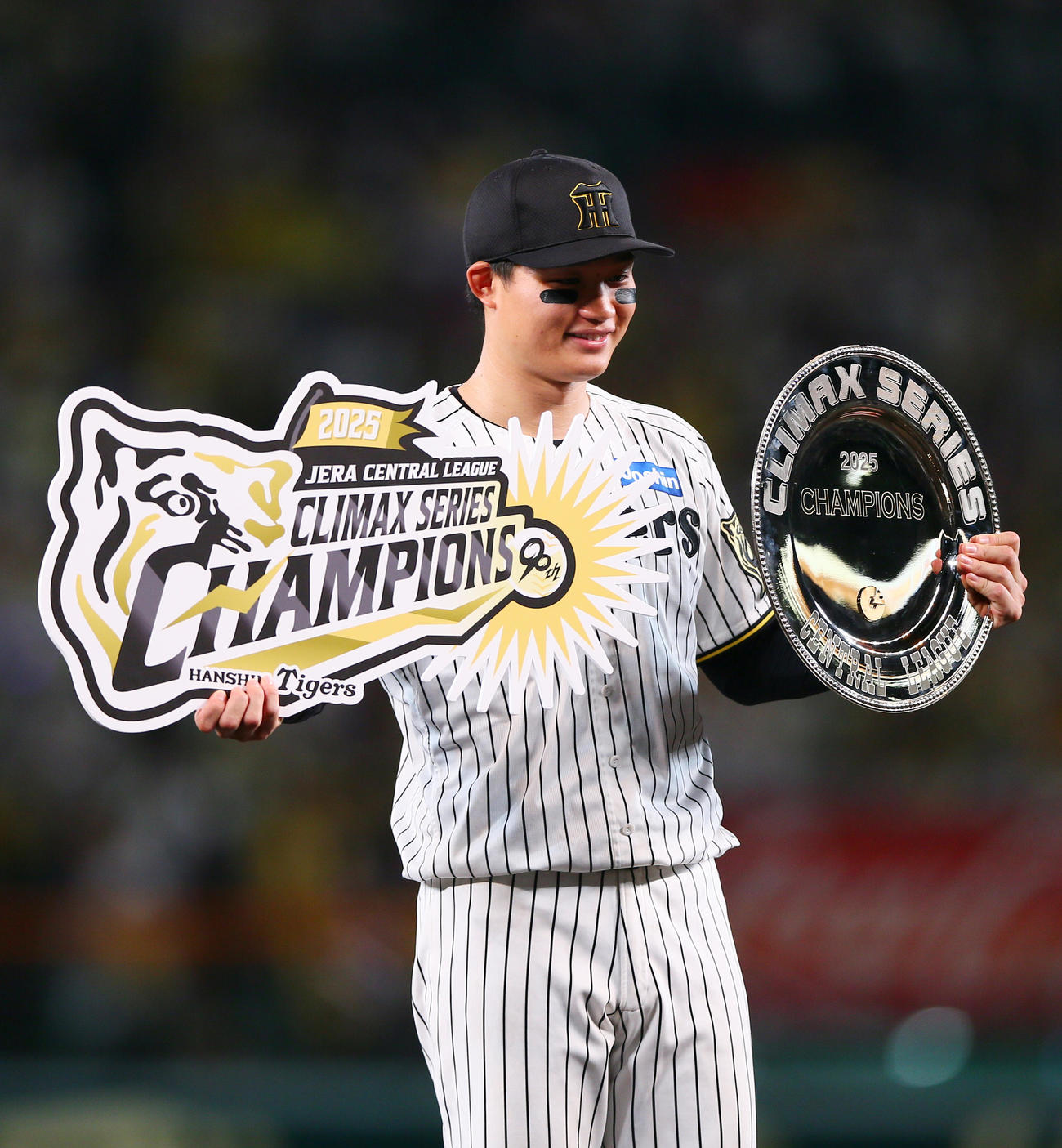 CSファイナルステージMVPに輝いた阪神森下はシャーレを手に記念撮影する（撮影・上山淳一）