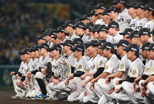 阪神対DeNA DeNAを破って日本シリーズ進出を決め、記念撮影をする阪神の選手たち（撮影・前田充）