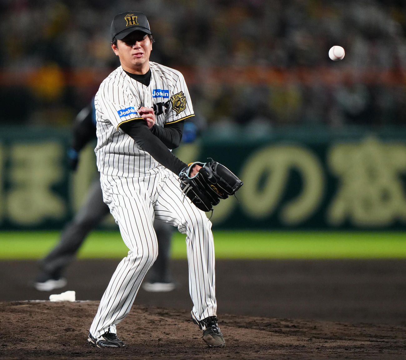 阪神対ソフトバンク　5回表ソフトバンク1死一、二塁、周東の打球が当たる高橋（撮影・鈴木みどり）