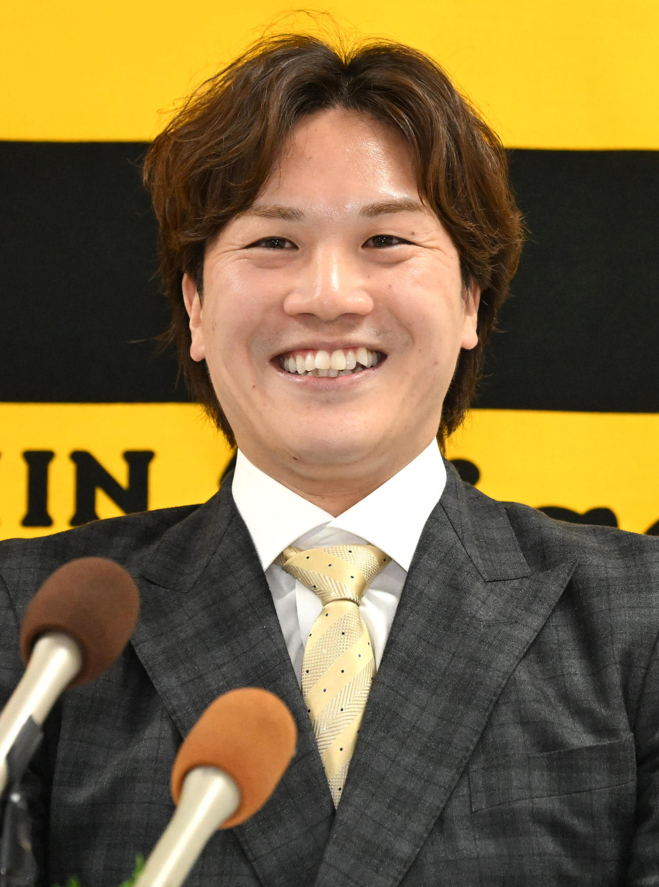 入団会見に臨む伏見（撮影・石井愛子）