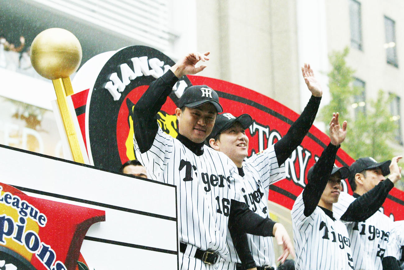 ０３年、御堂筋パレード　左から安藤優也、吉野誠、赤星憲広、野口寿浩
