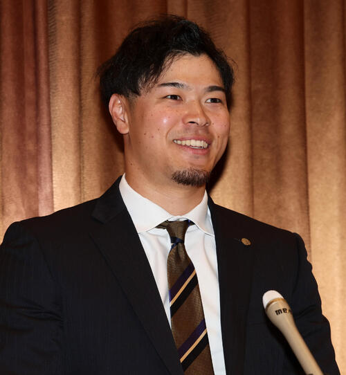 契約を更改し会見で笑顔を見せる阪神佐藤（撮影・加藤哉）