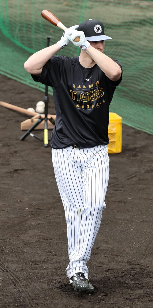 足をクロスさせて立ち、ティー打撃を行う阪神ディベイニー（撮影・西尾就之）