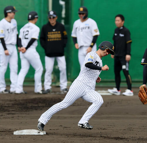 拡大ベースとなり赤星臨時コーチの指導でベースランニングする阪神近本らナイン（撮影・加藤哉）