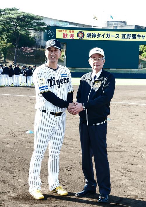 阪神キャンプを視察した秦雅夫オーナーと握手をかわす藤川監督（撮影・西尾就之）