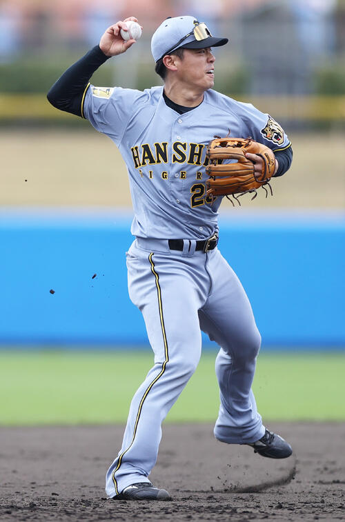 練習試合・日本ハム対阪神　6回裏日本ハム2死一、三塁、二塁手谷端は今川の打球に飛びつくも送球が間に合わず二塁適時内野安打となる（撮影・上山淳一）