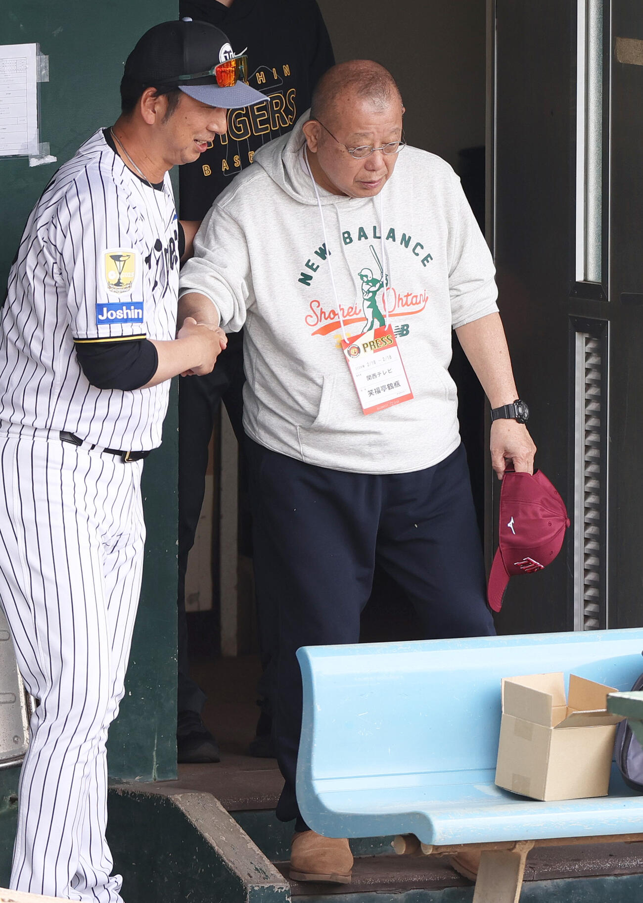 宜野座を訪れた笑福亭鶴瓶（右）をベンチで迎える阪神藤川監督（撮影・上山淳一）