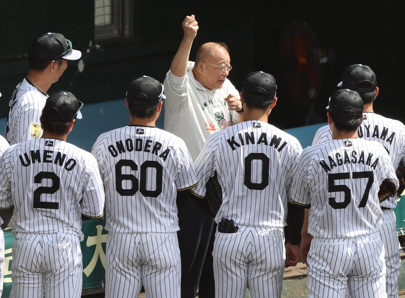 宜野座を訪れた笑福亭鶴瓶は阪神ナインに訓示する（撮影・上山淳一）