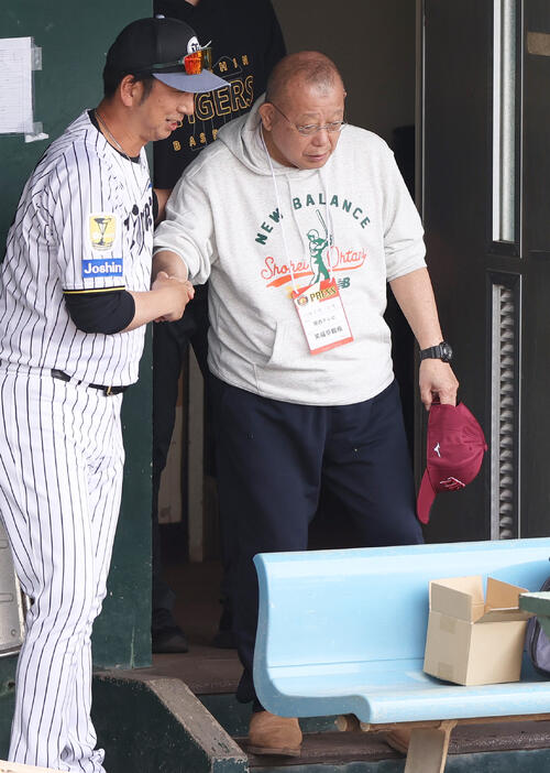 宜野座を訪れた笑福亭鶴瓶（右）をベンチで迎える阪神藤川監督（撮影・上山淳一）