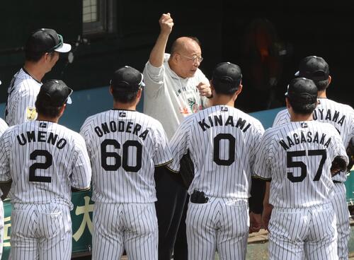 宜野座を訪れた笑福亭鶴瓶は阪神ナインに訓示する（撮影・上山淳一）