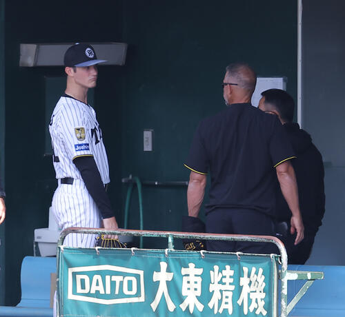 ライブBPを終えた阪神ルーカス（左）はウィリアムス駐米スカウトと話をする（撮影・上田博志）