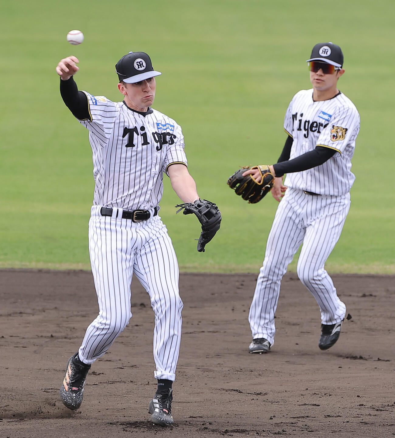 ディベイニー（左）と中野は二遊間で守備練習をする（2026年2月18日撮影）