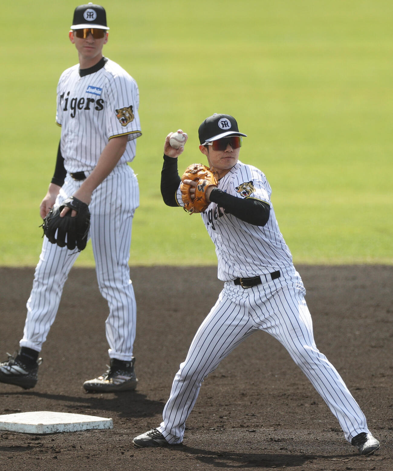 シートノックで送球する阪神中野（手前）とディベイニー（2026年2月18日撮影）