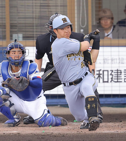 中日対阪神　3回表阪神無死、中川は二塁打を放つ（撮影・上田博志）