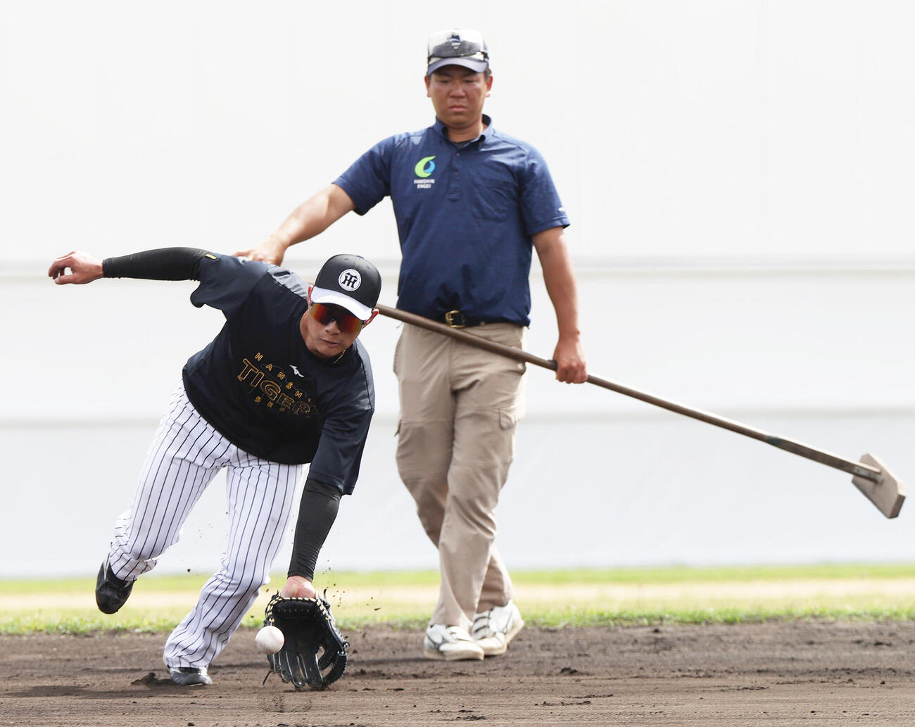 サブグラウンドで特守を受ける阪神木浪（撮影・上山淳一）