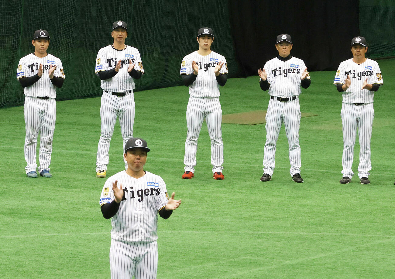 阪神村上選手会長（手前）の発声で一丁締めを行う、左から嶋村、藤川監督、石黒、和田ヘッドコーチ、藤本総合コーチ（撮影・上山淳一）