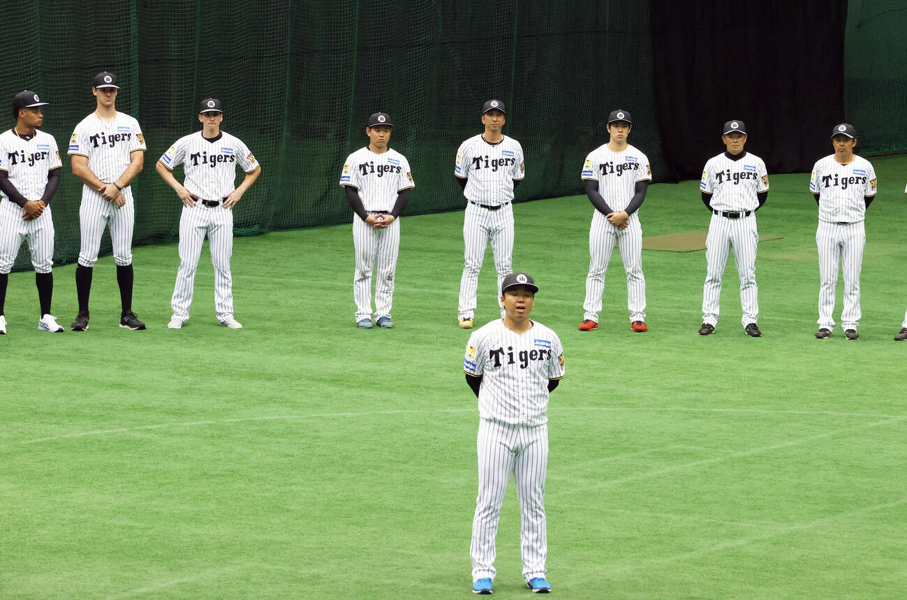 宜野座キャンプを打ち上げあいさつする阪神村上頌樹選手会長（手前）、左からモレッタ、ラグズデール、ディベイニー、嶋村、藤川監督、石黒、和田ヘッドコーチ、藤本総合コーチ（撮影・上山淳一）