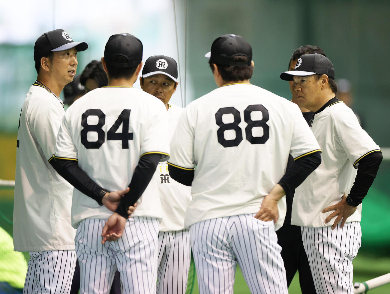 阪神藤川監督（左）はコーチ陣と話し合う（撮影・上山淳一）