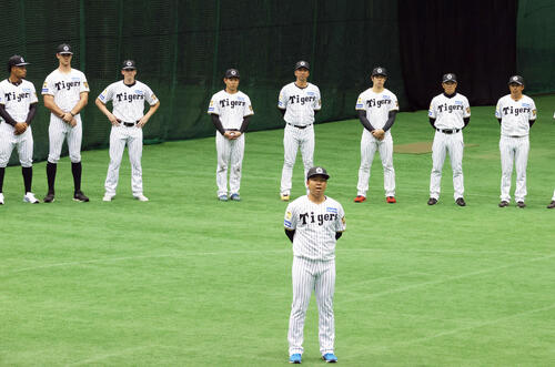 宜野座キャンプを打ち上げあいさつする阪神村上頌樹選手会長（手前）、左からモレッタ、ラグズデール、ディベイニー、嶋村、藤川監督、石黒、和田ヘッドコーチ、藤本総合コーチ（撮影・上山淳一）