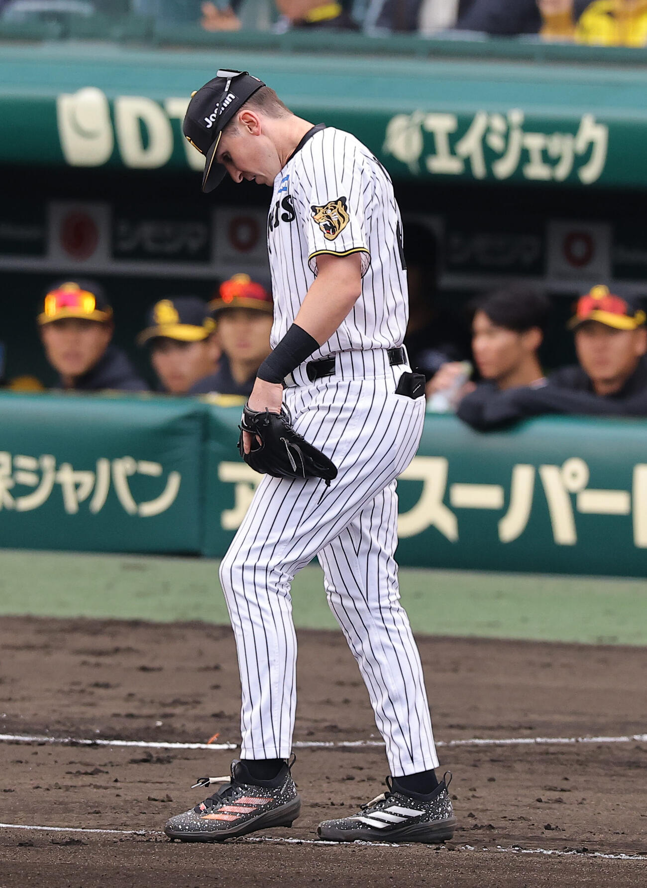 阪神対ソフトバンク　6回表ソフトバンク1死一塁、野村の打球を落球したディベイニーは肩を落とす撮影・上田博志）