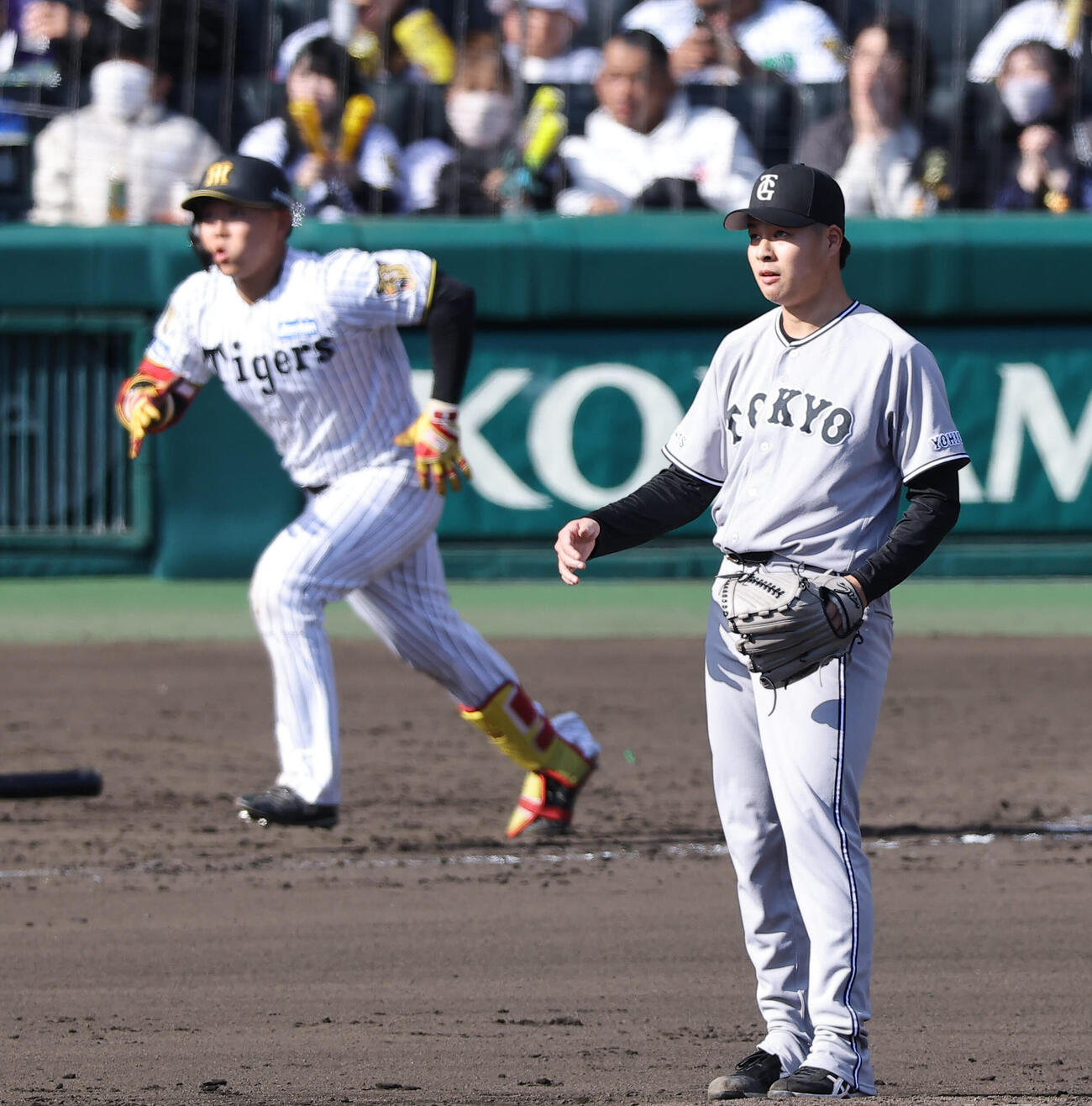 阪神対巨人　8回裏阪神1死、田和（右）は嶋村に右越えソロ本塁打を浴びる（撮影・上田博志）