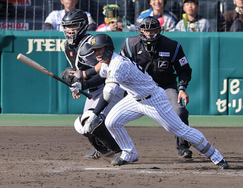 阪神対巨人　8回裏阪神1死一塁、谷端は併殺打に倒れる（撮影・上田博志）