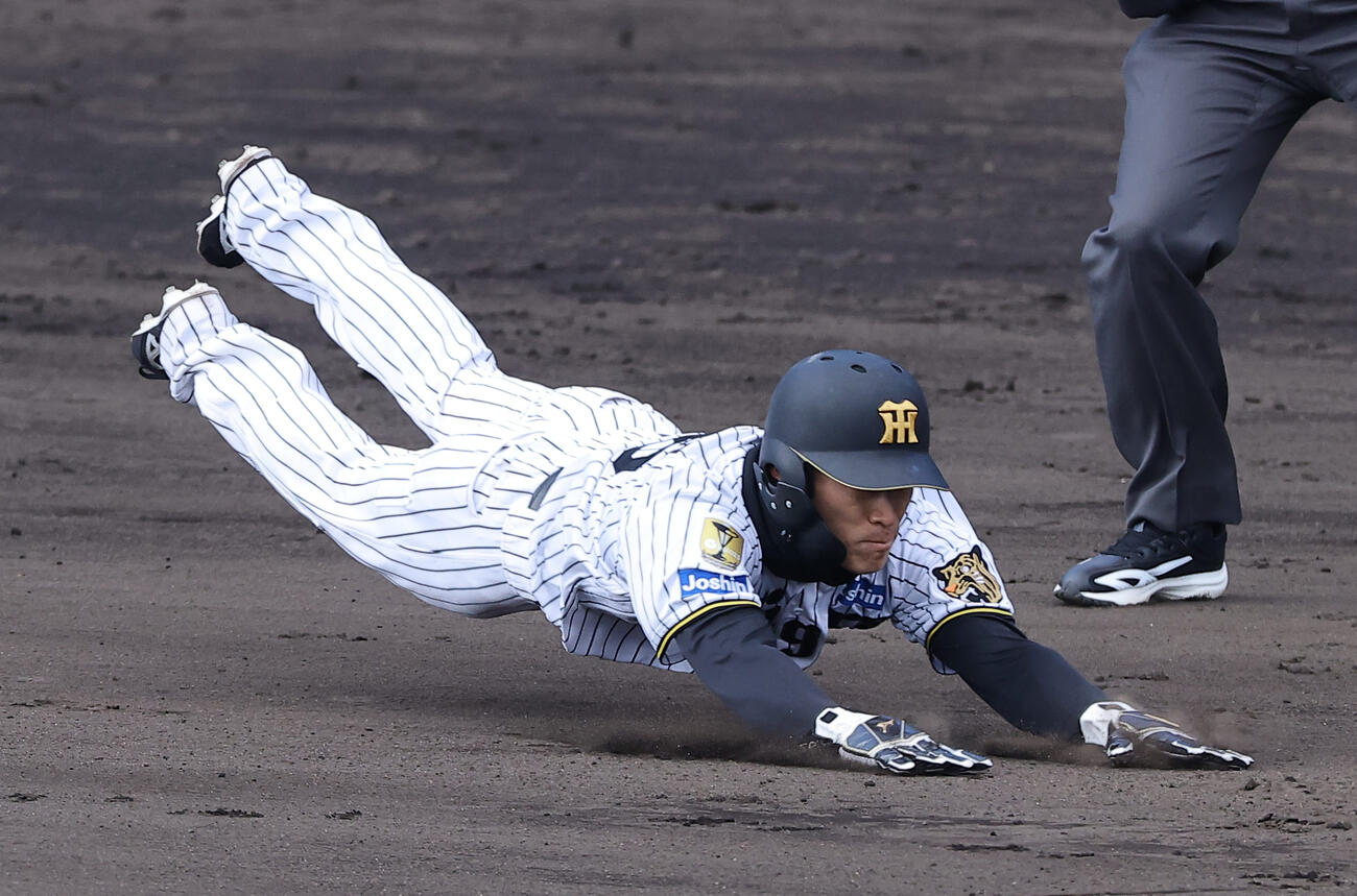 阪神対西武　8回裏阪神1死一塁、二盗に成功する福島（撮影・上田博志）