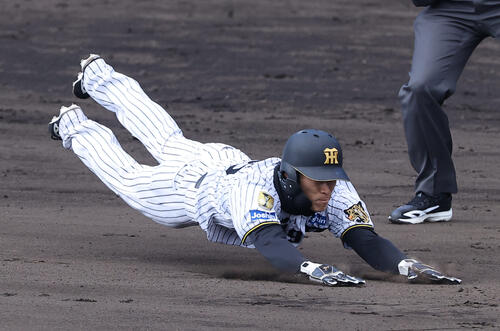 阪神対西武　8回裏阪神1死一塁、二盗に成功する福島（撮影・上田博志）