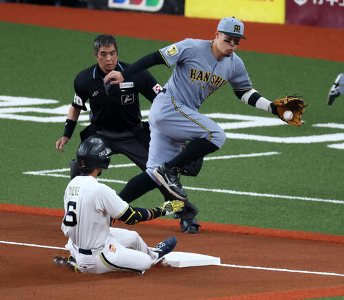 オリックス対阪神　1回裏オリックス無死、宗は右越え三塁打を放つ。三塁手佐藤（撮影・加藤哉）