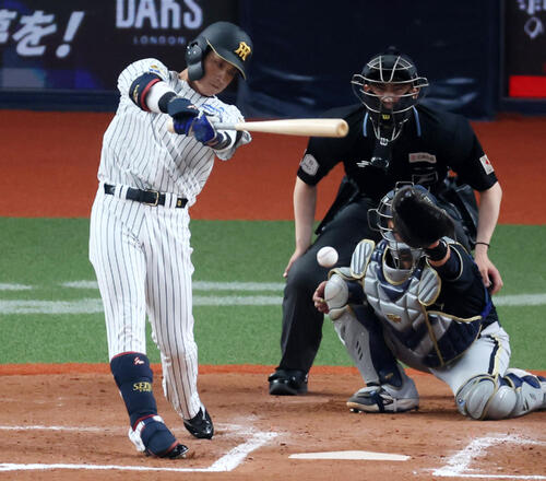 阪神対オリックス　8回裏阪神1死、木浪は中前打を放つ（撮影・加藤哉）
