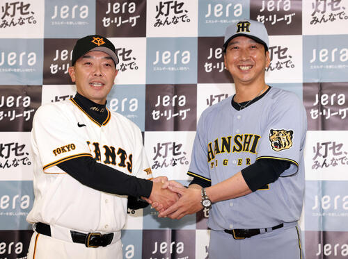 会見で笑顔で握手する巨人阿部監督（左）と阪神藤川監督（撮影・浅見桂子）