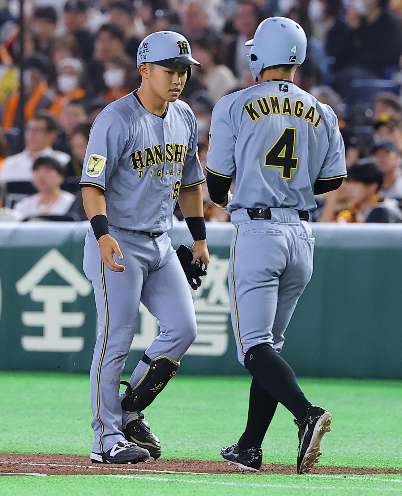 巨人対阪神　6回表阪神2死二塁、四球を選んだ中川（左）は代走熊谷と交代する（撮影・上田博志）